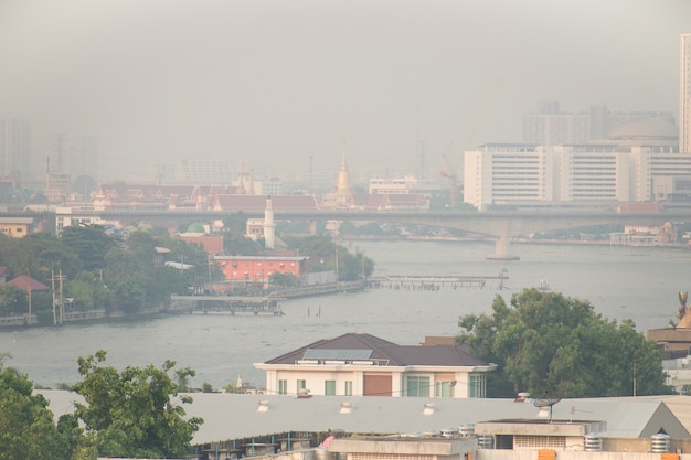 La contaminación del aire proveniente de una gran cantidad de polvo o partículas PM2.5 supera el estándar en Bangkok, Tailandia.