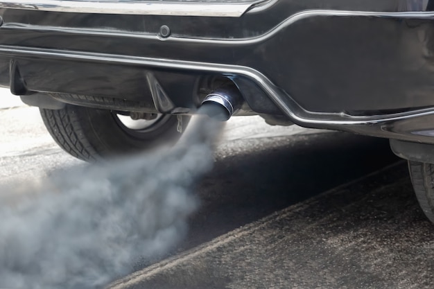 Contaminación del aire del tubo de escape del vehículo en la carretera