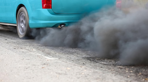 Foto contaminación del aire del tubo de escape del vehículo en carretera