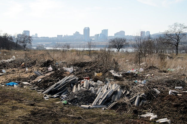 Contaminación ambiental montañas de basura en la ciudad.