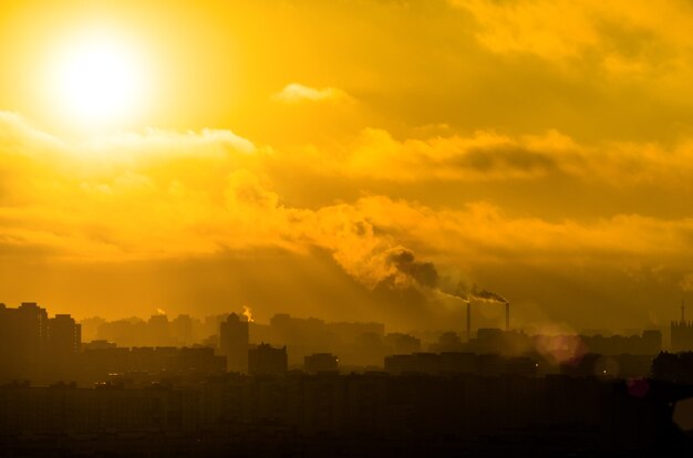 Contaminación ambiental de las nubes del paisaje de la ciudad de la industria del sol.