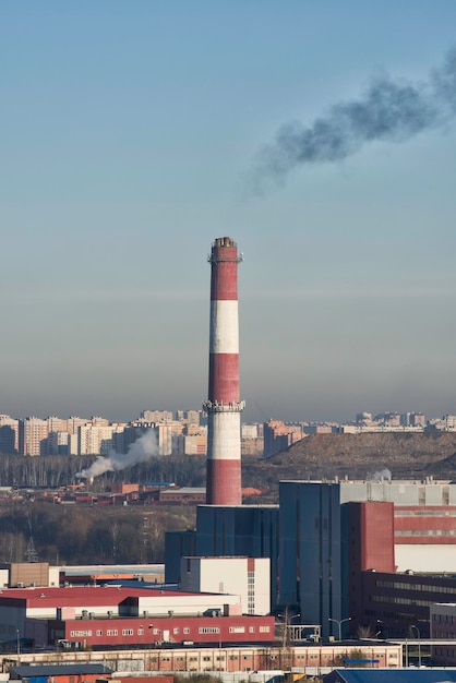 Contaminación de la atmósfera con emisiones nocivas de la fábrica.