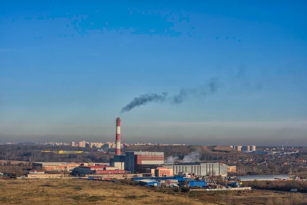 Contaminación de la atmósfera con emisiones nocivas de la fábrica.