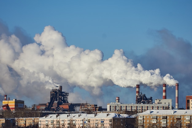 Contaminación de la atmósfera por fábrica. Gases de escape. Desastre ambiental. Mal ambiente en la ciudad. Humo y smog. Emisiones nocivas al medio ambiente