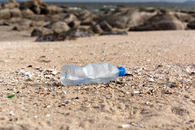 Foto contaminación de la basura de la botella de plástico en la playa