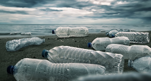 Contaminación de botellas de agua plásticas en el océano.