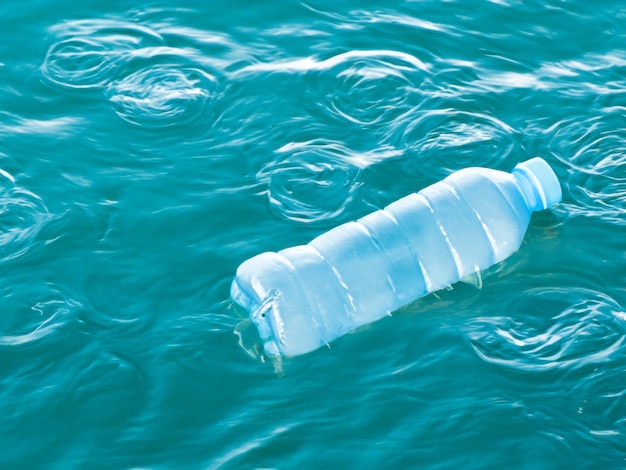 Foto contaminación de botellas de agua de plástico en el océano concepto de medio ambiente