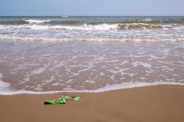 Contaminación Envases de plástico en la playa en Tailandia