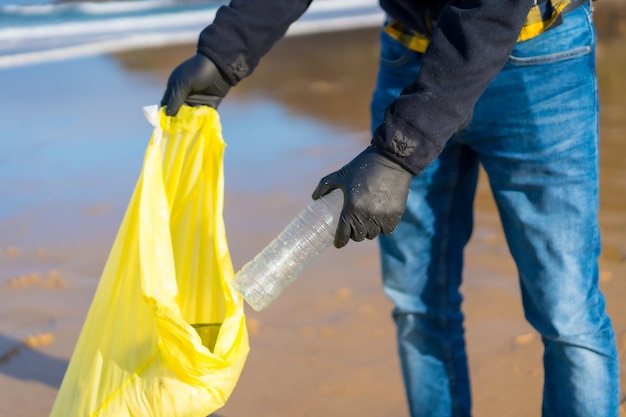 Contaminación del mar persona irreconocible lanzando un concepto de ecología de botellas de agua de plástico