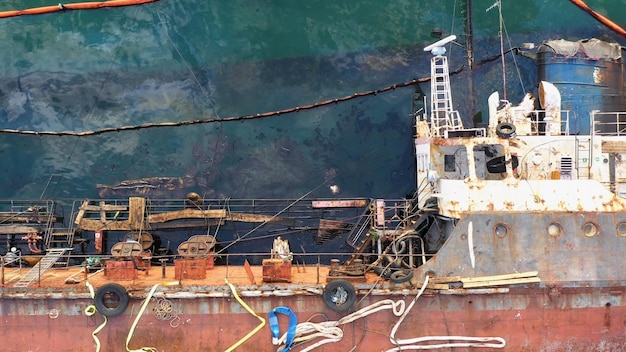 Contaminación del océano mundial vista superior de la cubierta del barco hundido el colapso de un petrolero