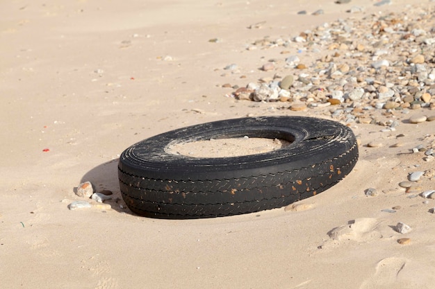 Contaminación de las playas Neumático