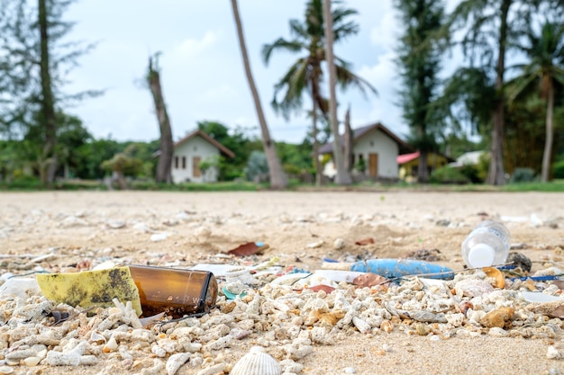 Contaminaciones y basuras en la playa.