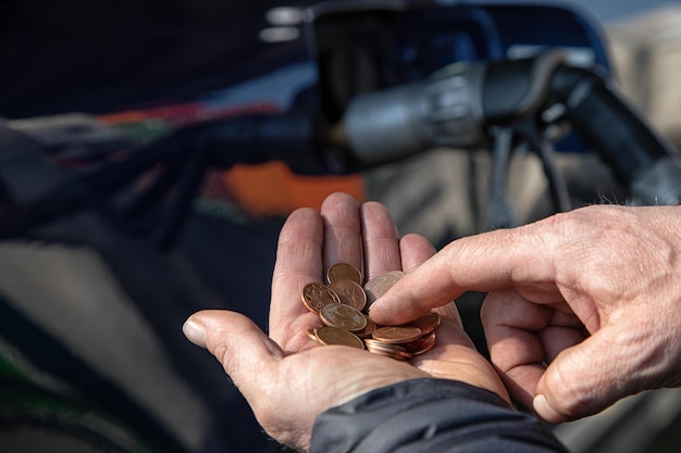 Contando dinero pequeño para repostar el coche