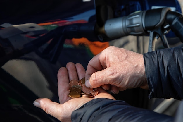 Contando dinero pequeño para repostar el coche