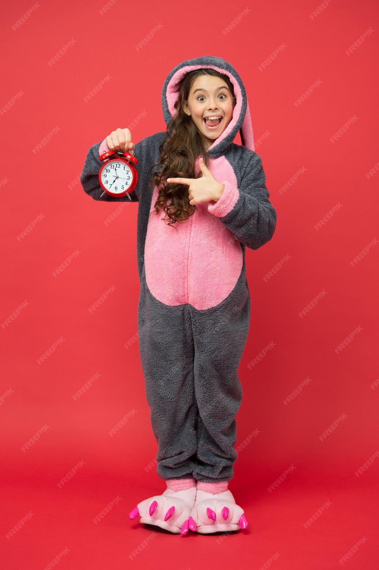 Contando el tiempo es fin de semana adorable conejita con reloj niña pequeña disfrazada de conejita niño en kigurumi de conejo pijama de conejita feliz descansa y relájate niño conejito fondo