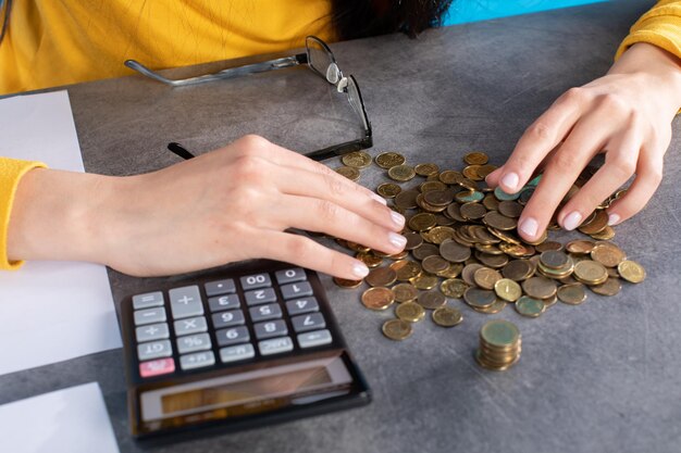 Foto contar pequenas moedas em tempos de crise e escassez