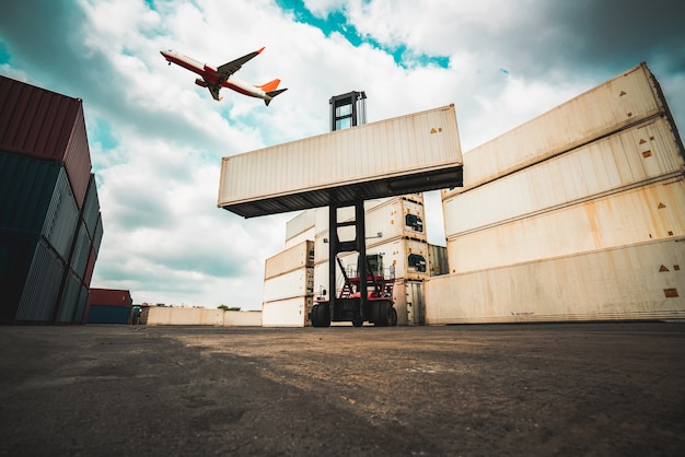 Contêiner de carga para transporte marítimo no estaleiro com avião no céu.