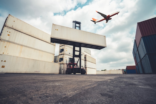 Contêiner de carga para transporte marítimo no estaleiro com avião no céu.