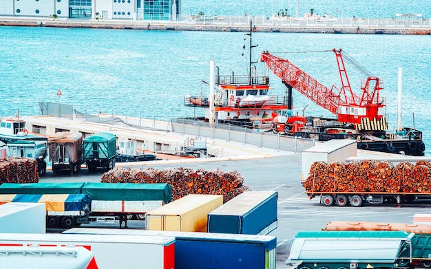 Contêineres de van e transporte de carga em estaleiro e porto de Cagliari na ilha da Sardenha, Itália