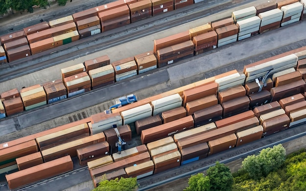 Contêineres e ferrovias acima de vista