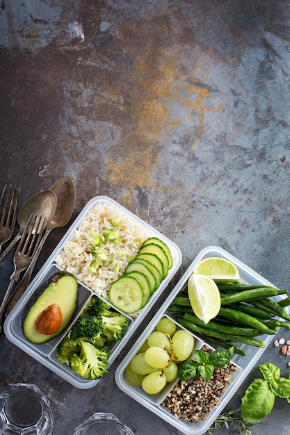 Contêineres veganos de preparação de refeições verdes com arroz e legumes