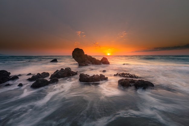 Contempla la puesta de sol desde la playa de las rocas de Ilbarritz en Biarritz, en el País Vasco.