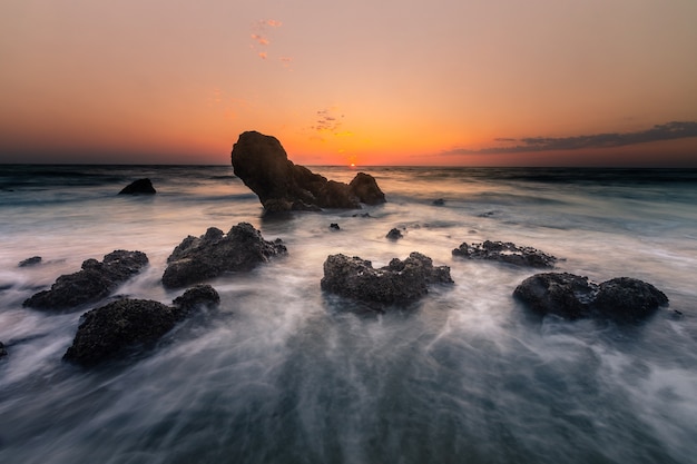 Contempla la puesta de sol desde la playa de las rocas de Ilbarritz en Biarritz, en el País Vasco.