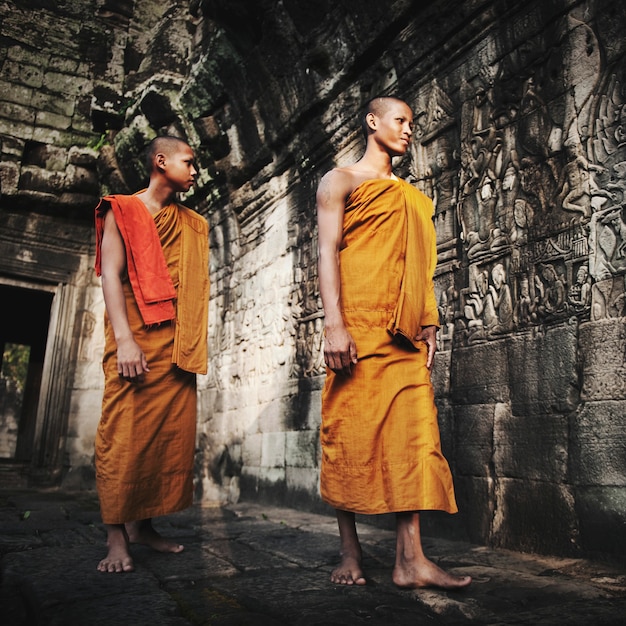 Contemplando al monje, Angkor Wat, Siam Reap, Camboya.