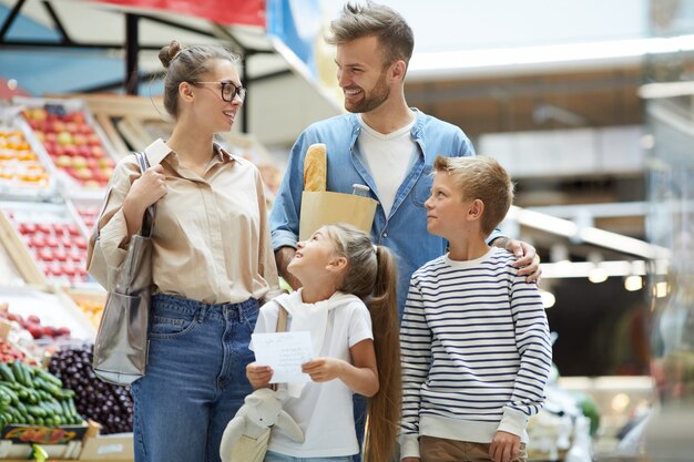 Contemporáneo Familia joven de compras