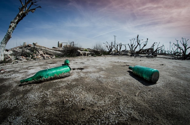 Foto contenedor abandonado en el campo contra el cielo