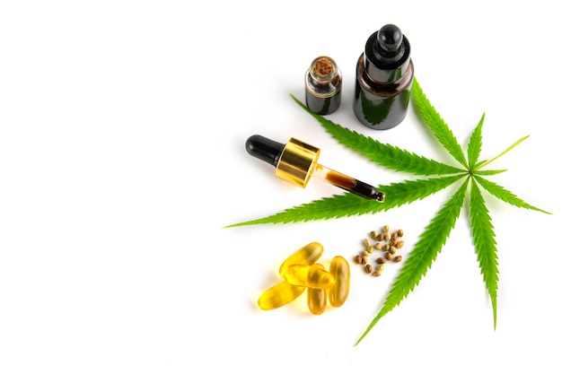 Contenedor de aceite esencial de cannabis con hojas de cannabis y semillas de cannabis.