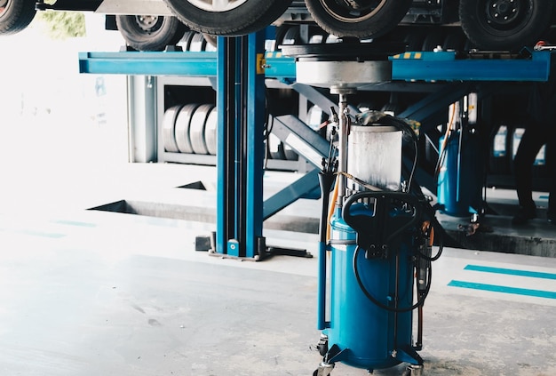 Contenedor de aceite de motor para llenar el aceite de motor viejo del coche en el garaje de servicio de reparación de automóviles