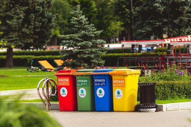 Un contenedor de basura contra los árboles en el parque