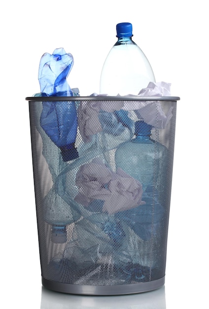 Un contenedor de basura metálico de botellas de plástico aisladas en blanco