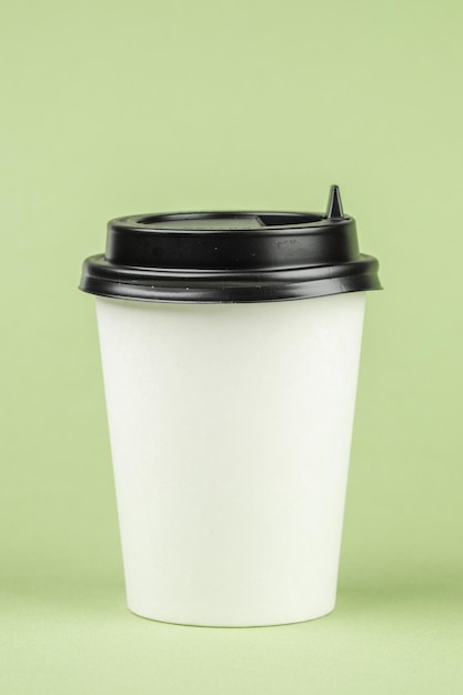 Contenedor de café de papel con tapa negra Contenedor de bebidas para llevar Plantilla de taza de bebida para su diseño