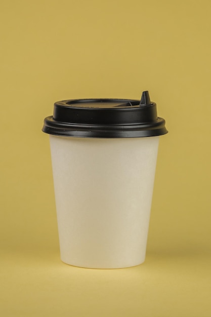 Contenedor de café de papel con tapa negra Contenedor de bebidas para llevar Plantilla de taza de bebida para su diseño