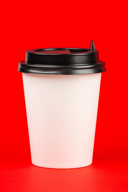 Foto contenedor de café de papel con tapa negra contenedor de bebidas para llevar plantilla de taza de bebida para su diseño