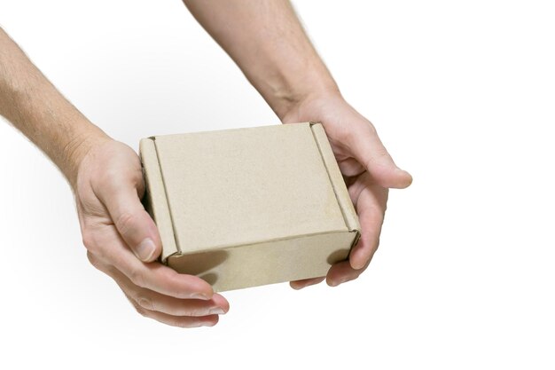 El contenedor de la caja de papel está en la mano. Superficie vacía para la aplicación de diseño.