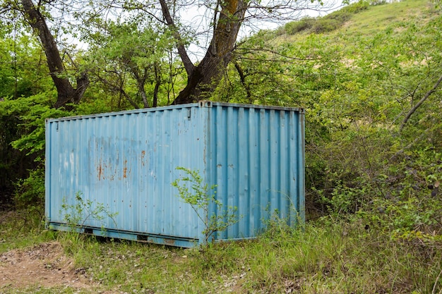 Contenedor de carga de metal viejo abandonado