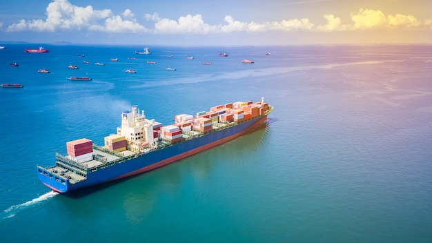 Contenedor de carga negocio internacional de importación y exportación de productos de consumo mar abierto