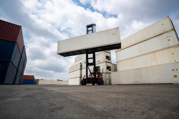 Contenedor de carga para transporte marítimo en el astillero con maquinaria pesada
