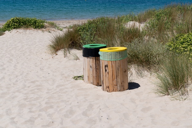 Contenedor de clasificación selectiva en la playa en la isla de Vendee Noirmoutier Vendee Francia