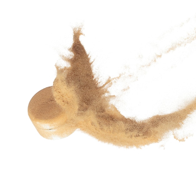 Contenedor de cosméticos botella blanca mosca salpicando en el aire hidratante loción crema botella explosión volando con polvo de arena bajo el sol seco fondo blanco aislado obturador de alta velocidad congelación