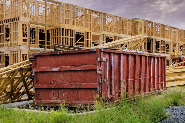 Contenedor de eliminación de basura contenedor cargado un edificio de renovación de viviendas de construcción