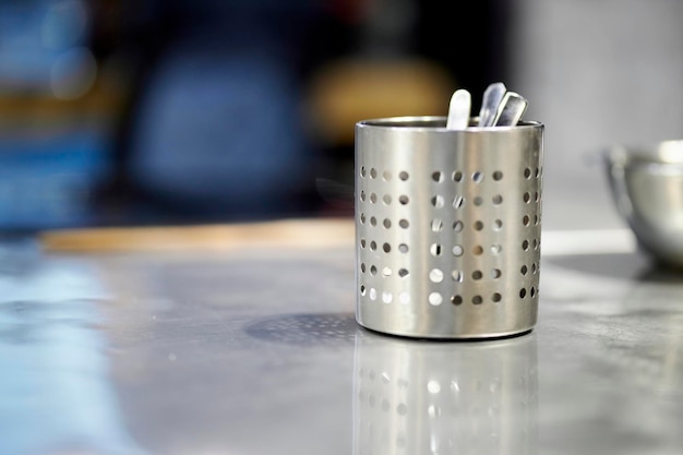 Foto contenedor de metal para utensilios de cocina contenedor de metal en la mesa de la cocina contenedor en la cocina