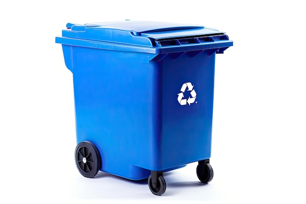 El contenedor de reciclaje azul sobre un fondo blanco