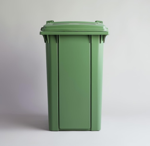Foto un contenedor de reciclaje verde sobre un fondo blanco limpio concepto de compostaje y reducción de residuos