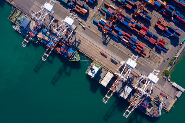 Contenedores de almacenamiento de la terminal del puerto y contenedores de carga de carga carga y descarga vista aérea