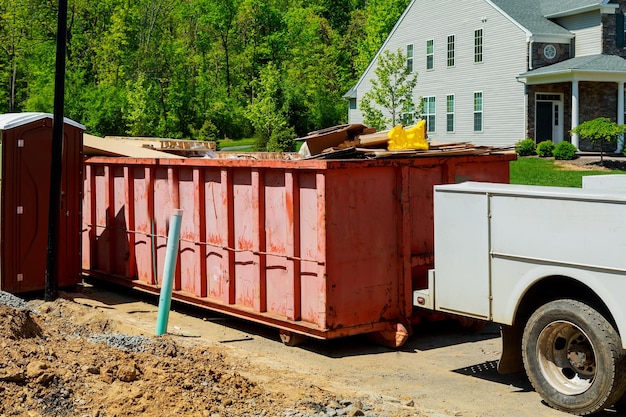 Contenedores de basura cerca del nuevo sitio de construcción de residuos y reciclaje de contenedores rojos en el bac