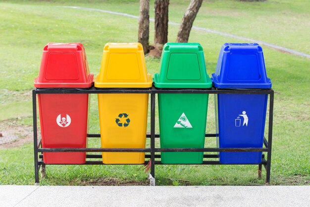 Foto los contenedores de basura multicolores en el parque